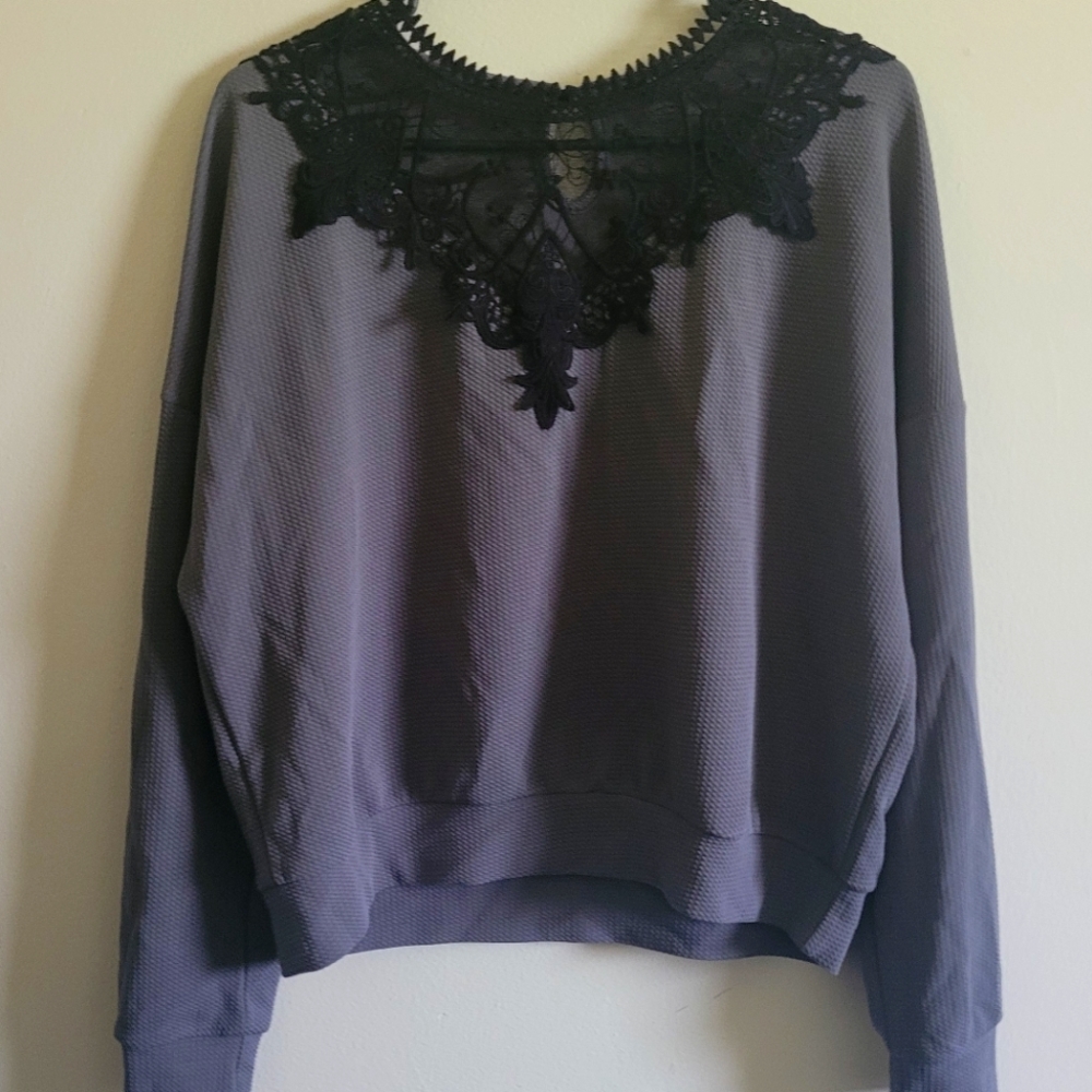 Vintage style lace sleeve